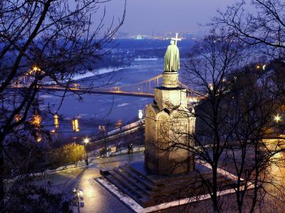 Вечерняя зимняя панорама Днепра с памятником Владимиру Великому